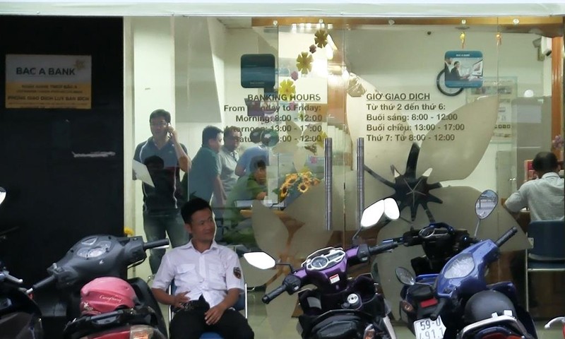 Nghi án dùng súng cướp ngân hàng ở Tân Phú - ảnh 1