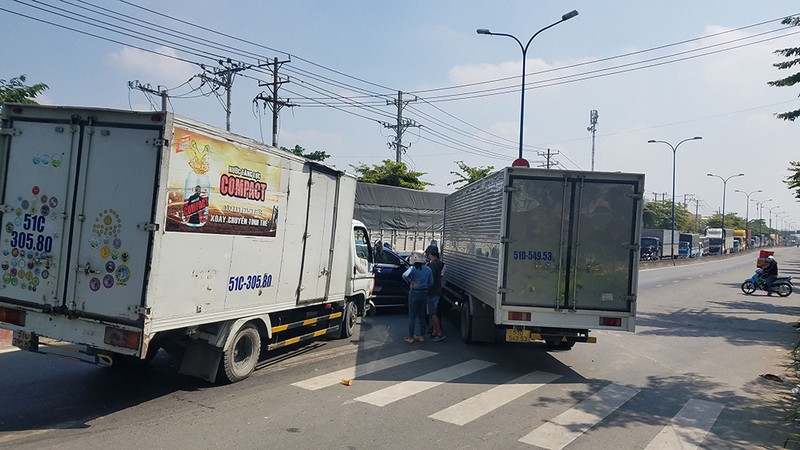 3 ô tô tông liên hoàn, giao thông kẹt cứng ở Bình Tân - ảnh 2