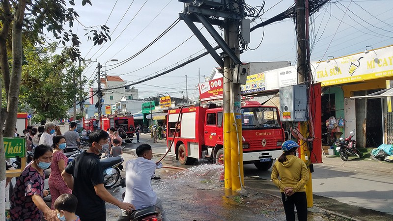 Cháy lớn đối diện UBND phường Tân Tạo, chủ nhà ngất xỉu - ảnh 1