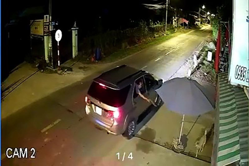 Camera ghi cảnh nhóm đi ô tô trộm chó ở Củ Chi - ảnh 1