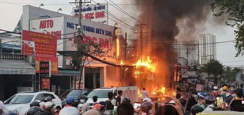 Ô tô cháy sém sau hỏa hoạn từ trạm điện đường Phạm Hùng - ảnh 2