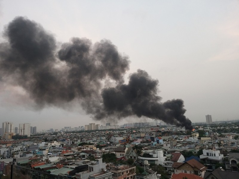 Ô tô cháy sém sau hỏa hoạn từ trạm điện đường Phạm Hùng - ảnh 1