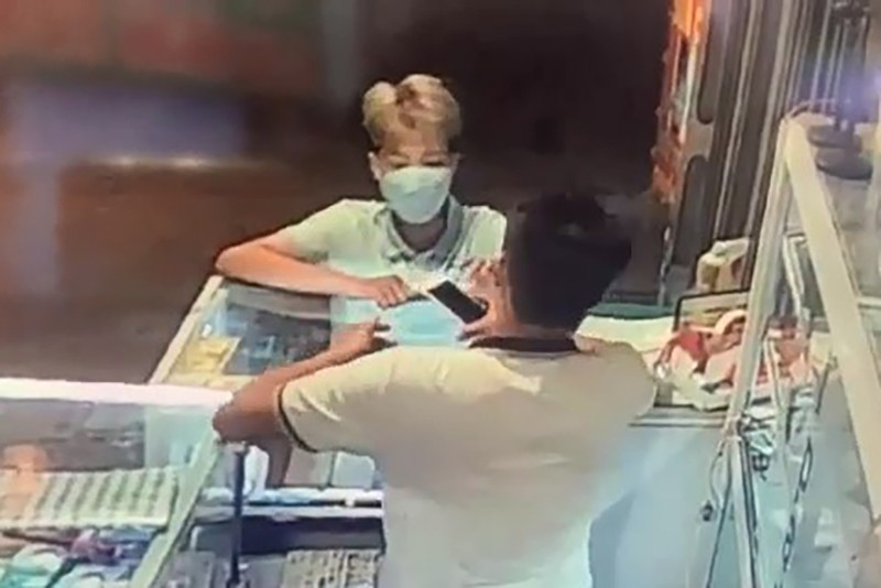 Vờ mua điện thoại, thiếu nữ cướp giật iPhone trên tay chủ tiệm - ảnh 1