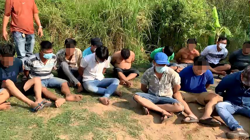 Hàng chục người trong sới gà ở quận Bình Tân bỏ chạy khi bị công an vây  - ảnh 1