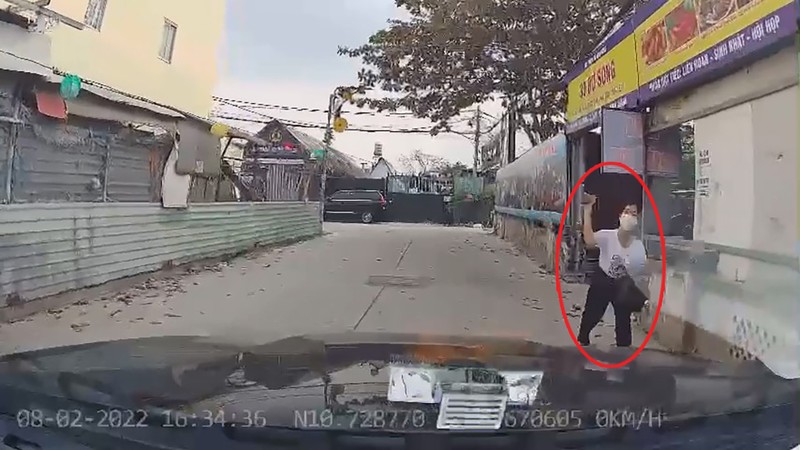 Công an xác minh clip ‘nữ công an ném đá trúng xe Mercedes GLC 200’ - ảnh 1