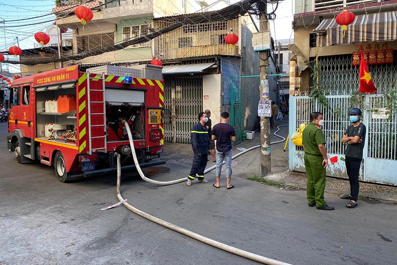 Cháy nhà, hàng xóm leo mái tôn dập lửa - ảnh 1