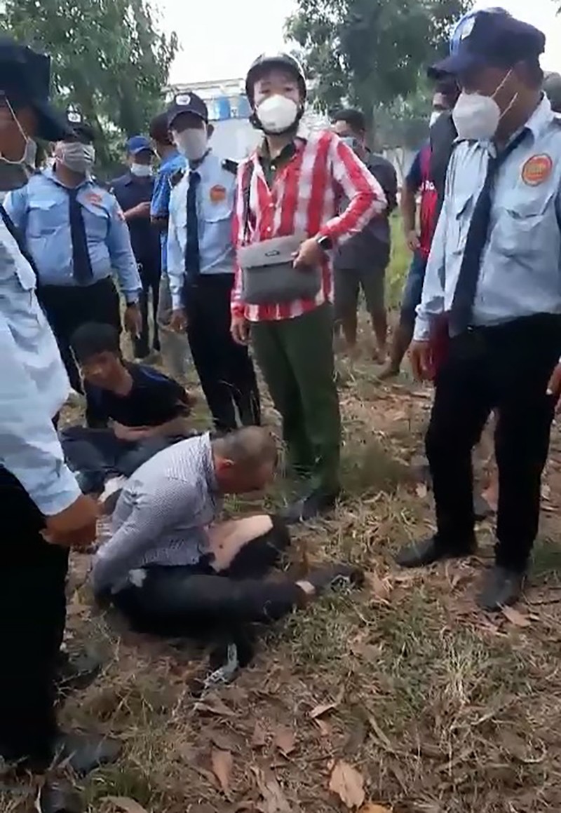 Người dân vây bắt 2 thanh niên trộm xe ở Bình Chánh  - ảnh 4