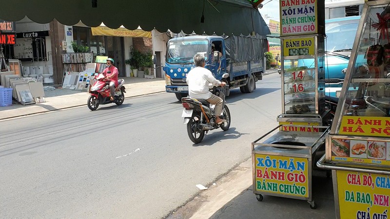 Nhóm thanh thiếu niên 3 lần giật trộm bánh mì ở Hóc Môn - ảnh 3