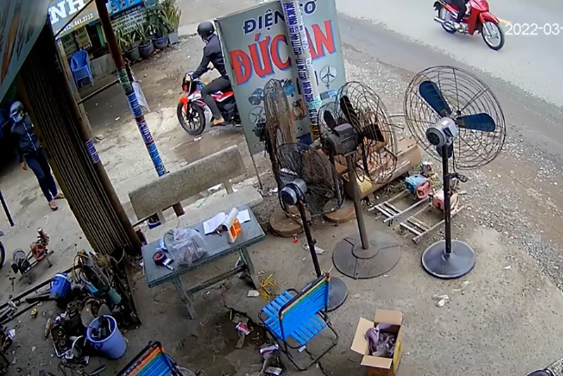 Camera an ninh ghi cảnh trộm 'đá nóng' xe máy ở Bình Chánh - ảnh 1