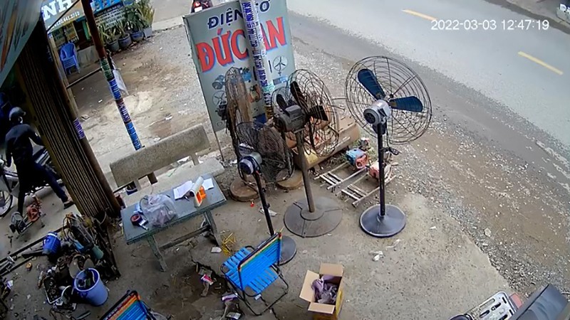 Camera an ninh ghi cảnh trộm 'đá nóng' xe máy ở Bình Chánh - ảnh 2
