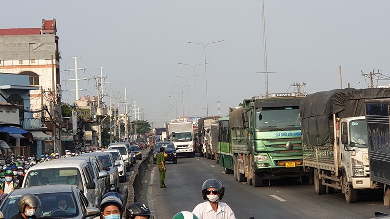 Ô tô tải mất phanh tông liên hoàn, 1 xe lao vào nhà dân ở quận 12 - ảnh 3