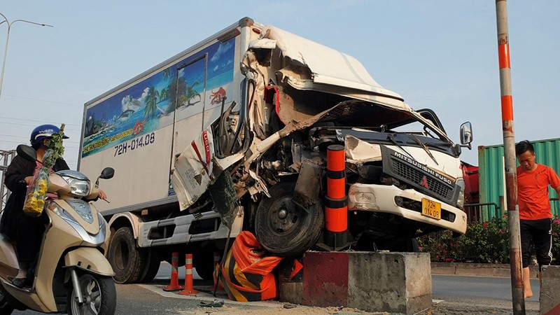 Tài xế kể vụ xe mất phanh: 'Lúc đèn đỏ thì không biết chuyện gì xảy ra' - ảnh 1