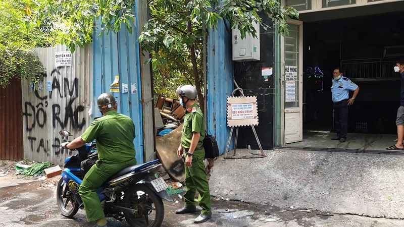 Cháy đống rác khiến cư dân chung cư mini ở Tân Phú hốt hoảng  - ảnh 1