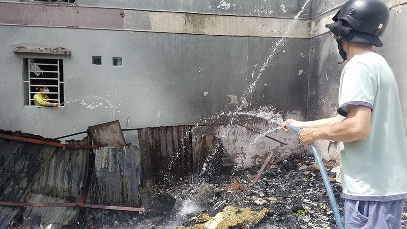 Cháy đống rác khiến cư dân chung cư mini ở Tân Phú hốt hoảng  - ảnh 2