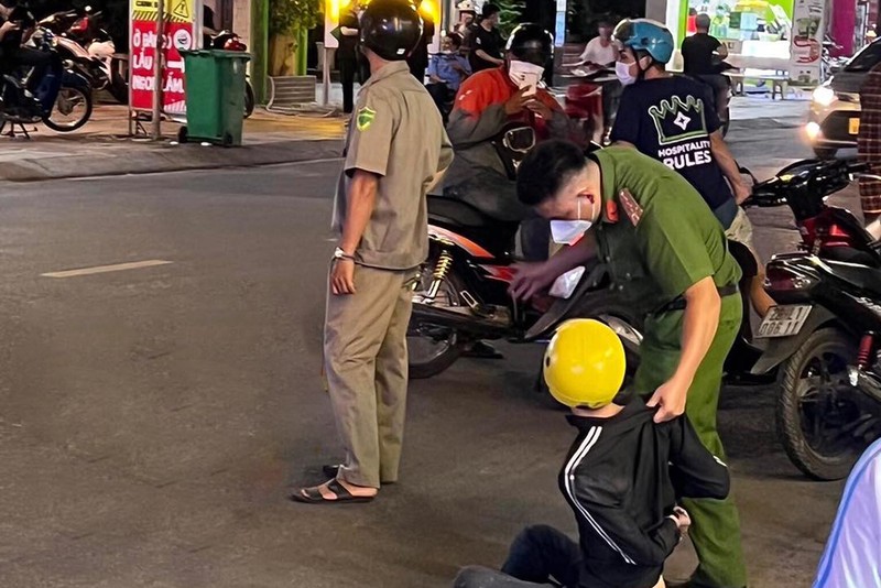 Công an quận Tân Phú khen thưởng 2 nữ sinh chạy bộ bắt cướp - ảnh 3