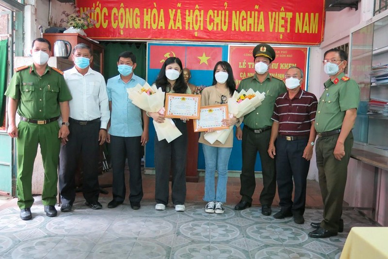 Công an quận Tân Phú khen thưởng 2 nữ sinh chạy bộ bắt cướp - ảnh 1