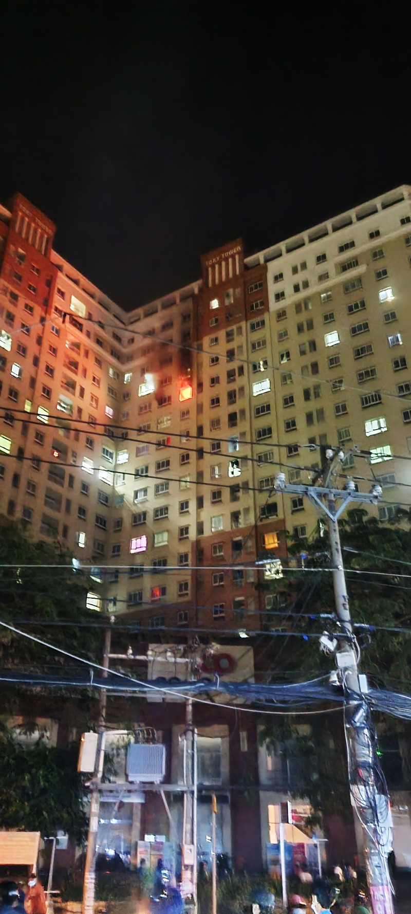 Cháy kèm tiếng nổ ở chung cư Tô Ký Tower nghi do phóng hỏa - ảnh 1