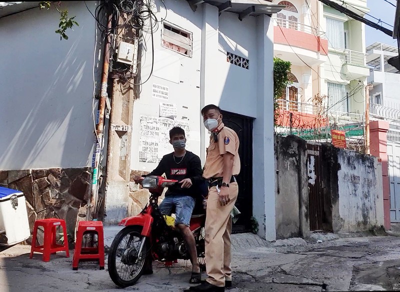 Phú Nhuận thông tin vụ người dân ném ‘bom xăng’ khiến 4 công an bị thương  - ảnh 1