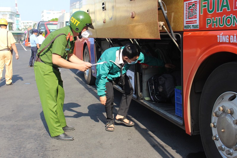 Công an kiểm tra ma túy với các tài xế ở bến xe miền Đông - ảnh 2