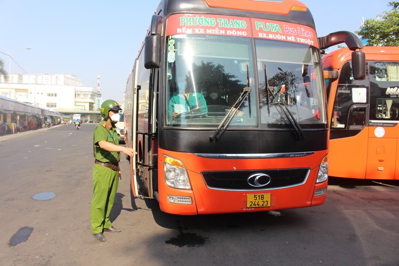 Công an kiểm tra ma túy với các tài xế ở bến xe miền Đông - ảnh 1