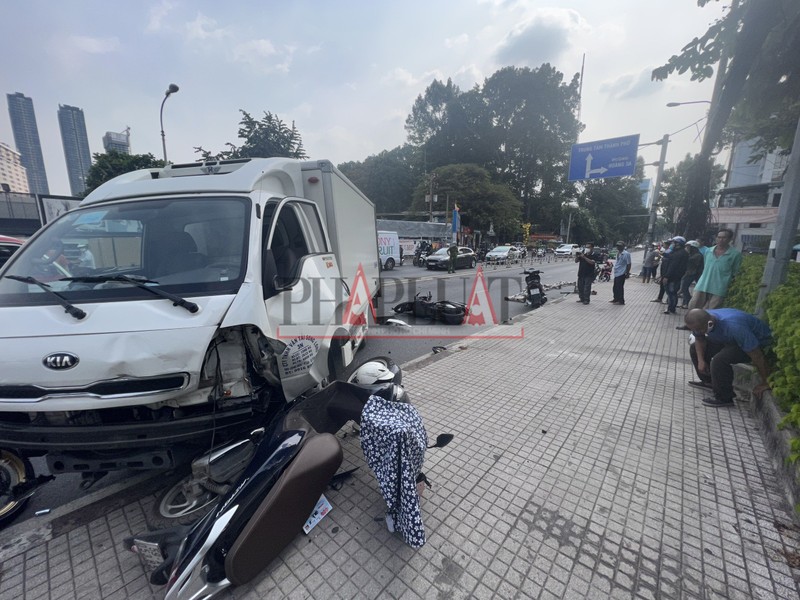 Xe tải đâm hàng loạt xe máy ở cầu Thị Nghè - ảnh 1