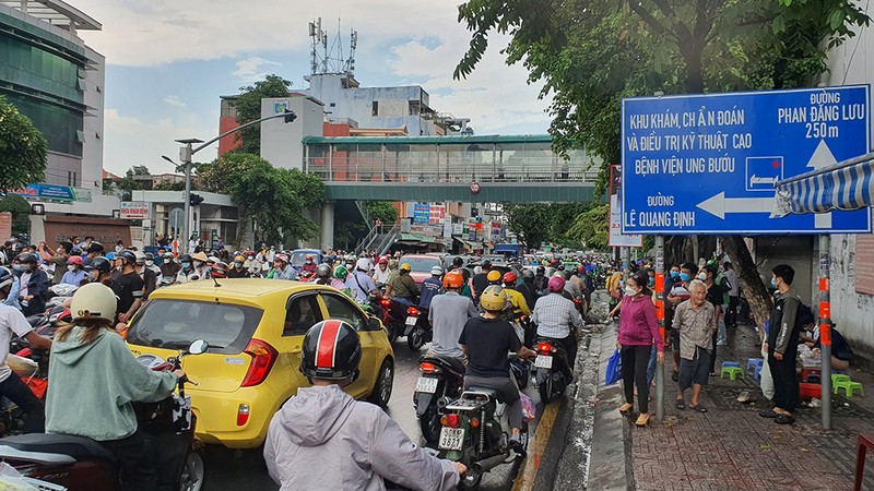 Cây đa trước bệnh viện Ung Bướu TP.HCM ngã đè 2 ô tô - ảnh 5