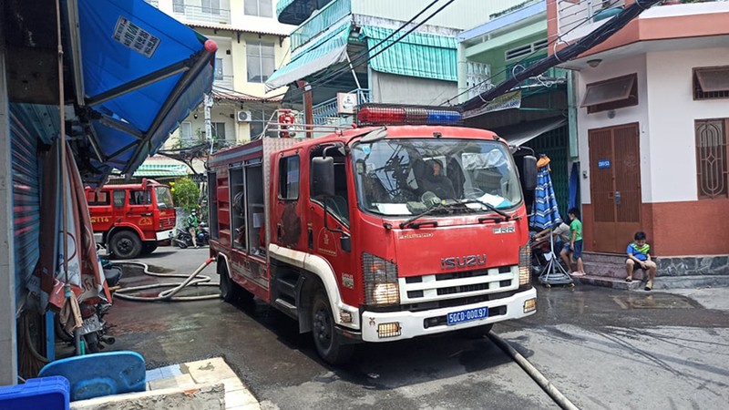 Khởi tố, bắt giam thanh niên đổ 18 lít dầu đốt nhà bạn gái - ảnh 1