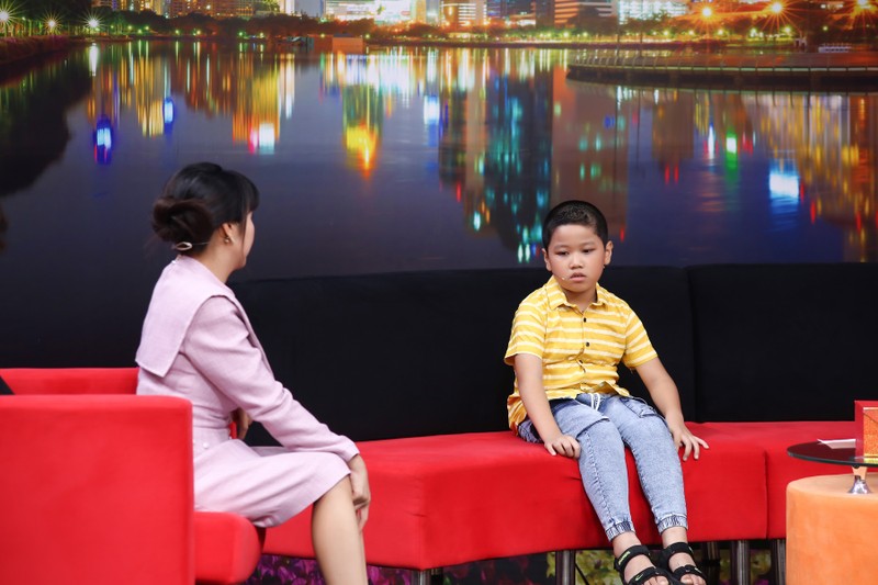 MC Ốc Thanh Vân rơi nước mắt trước lá thư của cậu bé 10 tuổi gửi ba - ảnh 1