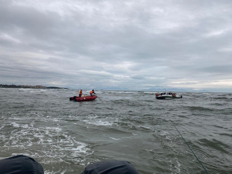 Nóng: Chìm ca nô chở 39 người ngoài biển Cửa Đại - ảnh 2