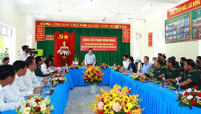 Phó Thủ tướng Phạm Bình Minh thăm đồn biên phòng ở Bình Phước - ảnh 1
