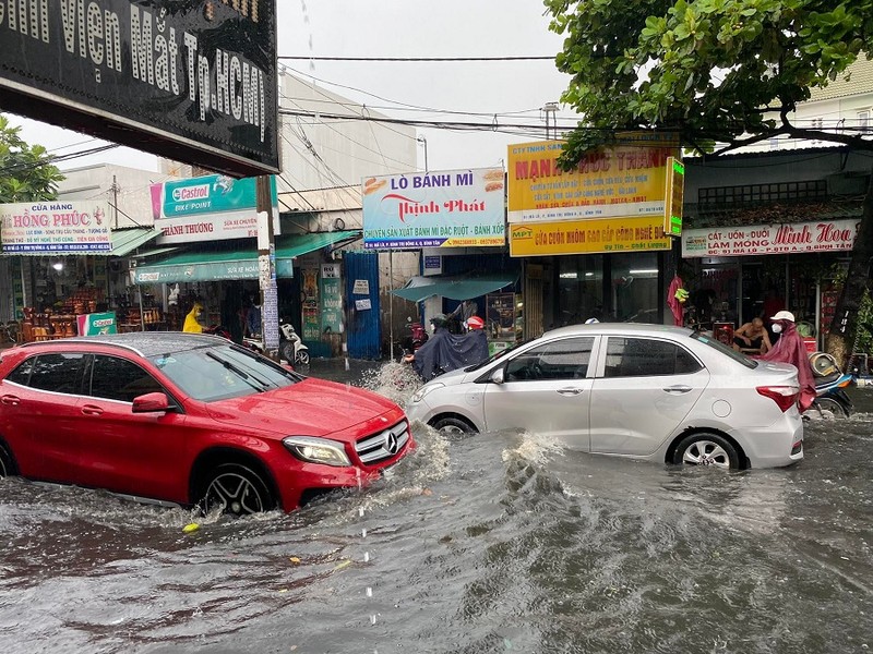 Mưa dông nhiều khu vực tại TP.HCM - ảnh 3