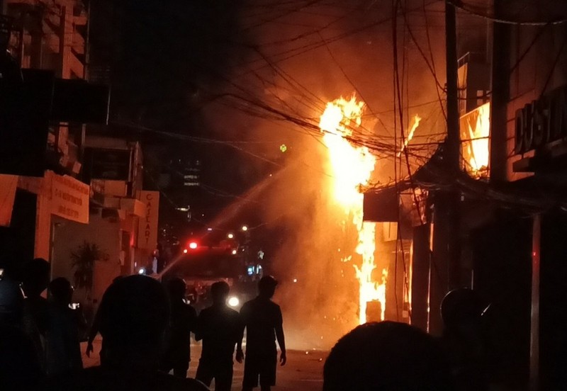 Cháy lớn ở quận Phú Nhuận, TP.HCM nghi do sự cố về điện - ảnh 1