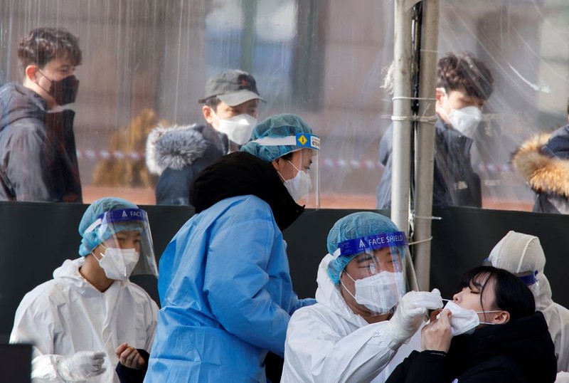 Hàn Quốc cho phép người mắc COVID-19 nhẹ tự chữa để tập trung xử lý các ca nặng - ảnh 1