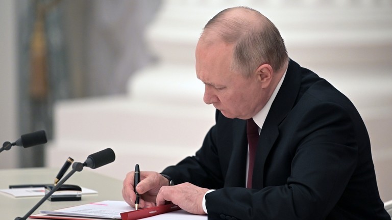 Ông Putin tuyên bố công nhận 2 vùng ly khai ở đông Ukraine là quốc gia độc lập - ảnh 2