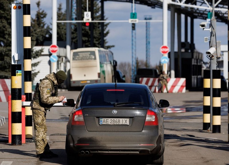 Ukraine ban bố tình trạng khẩn cấp, phe ly khai yêu cầu Nga hỗ trợ - ảnh 1