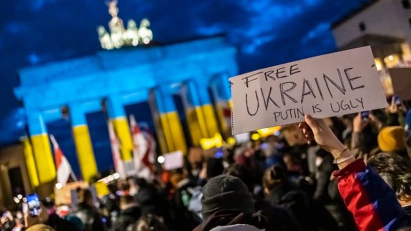 ẢNH: Hàng nghìn người Ukraine chạy sang Trung Âu lánh nạn - ảnh 14