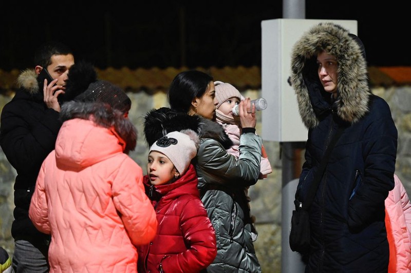ẢNH: Hàng nghìn người Ukraine chạy sang Trung Âu lánh nạn - ảnh 7