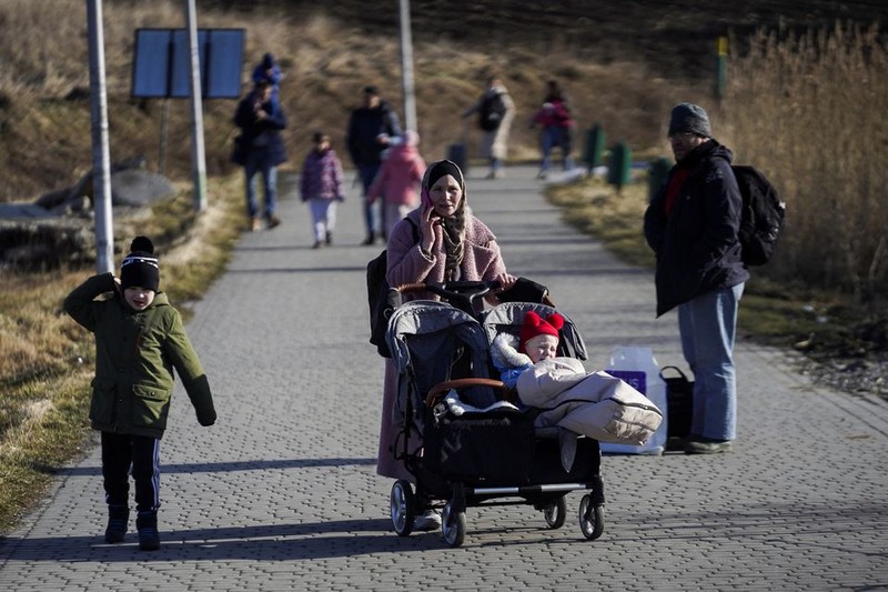 ẢNH: Hàng nghìn người Ukraine chạy sang Trung Âu lánh nạn - ảnh 10