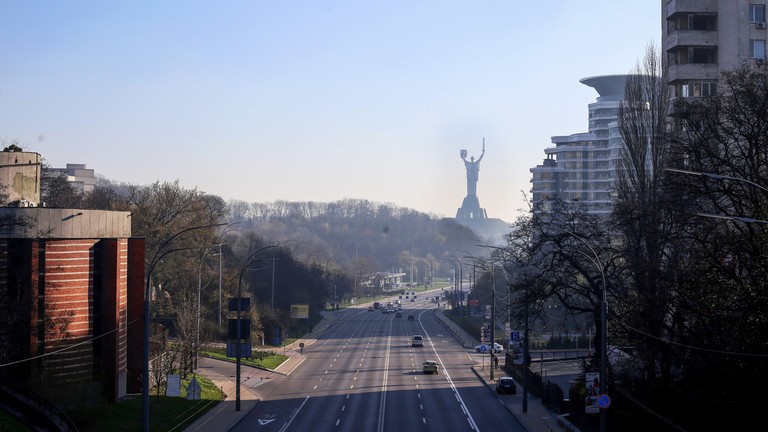 Quân đội Nga tạo lối đi an toàn cho người dân Ukraine rời Kiev - ảnh 1