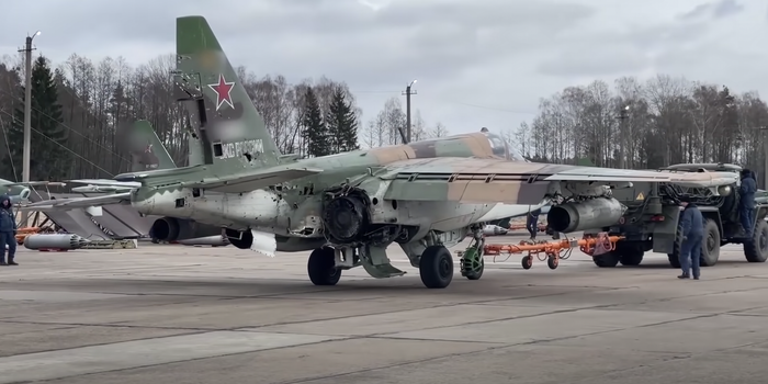 VIDEO: Máy bay Su-25 Nga trúng tên lửa Ukraine, phi công vẫn hạ cánh an toàn - ảnh 1
