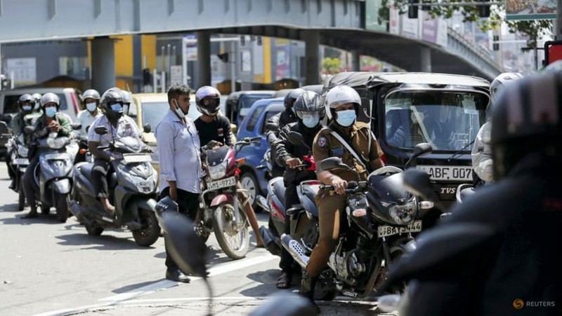 Sri Lanka: 2 cụ ông ngã chết sau nhiều giờ xếp hàng chờ mua xăng, dầu hỏa - ảnh 1