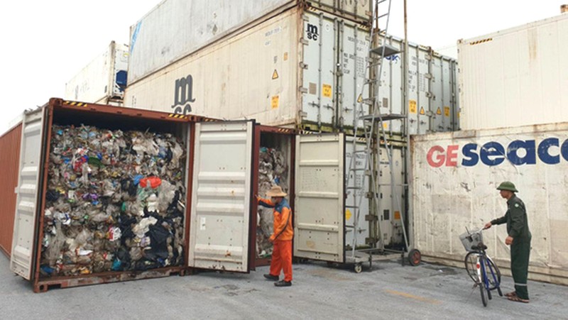 Vẫn 'đau đầu' với 23.000 container rác ngoại nhập nằm ở cảng - ảnh 1