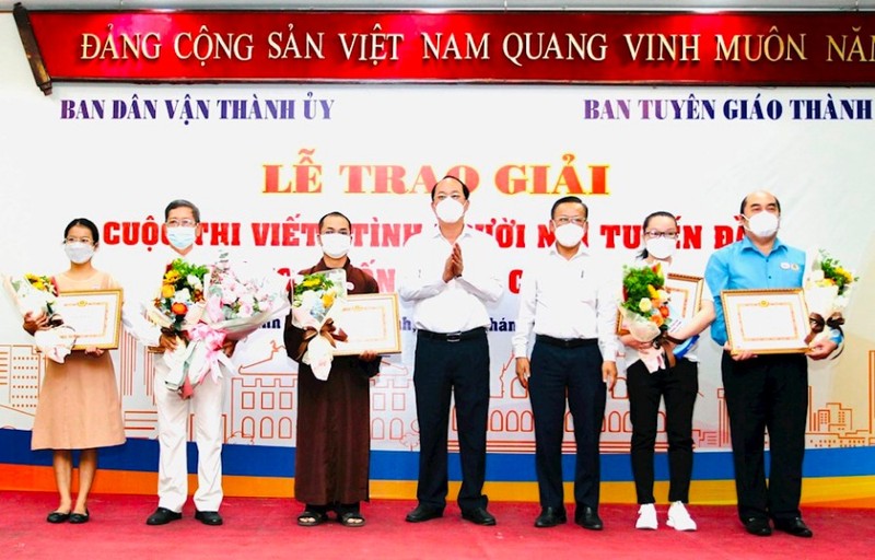 TP.HCM trao giải cuộc thi viết tình người nơi tuyến đầu chống dịch - ảnh 2