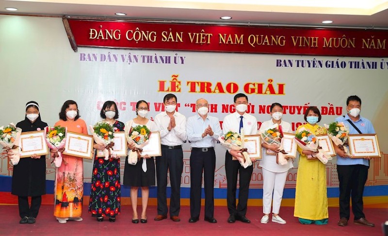 TP.HCM trao giải cuộc thi viết tình người nơi tuyến đầu chống dịch - ảnh 1