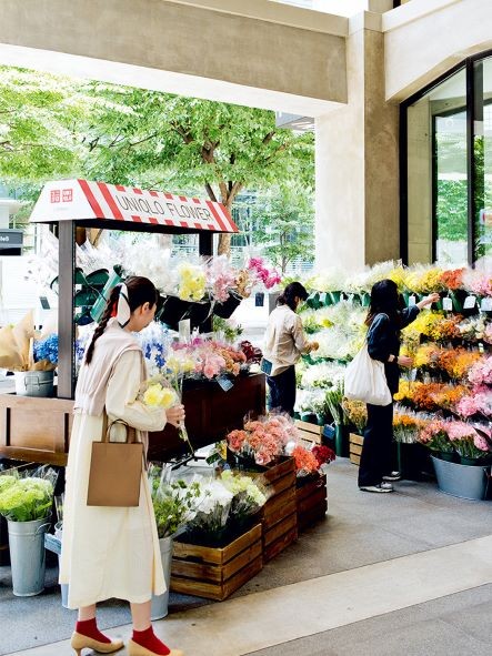 Ông trùm thời trang Nhật bất ngờ bán hoa Tết đặc biệt ở TP.HCM - ảnh 1