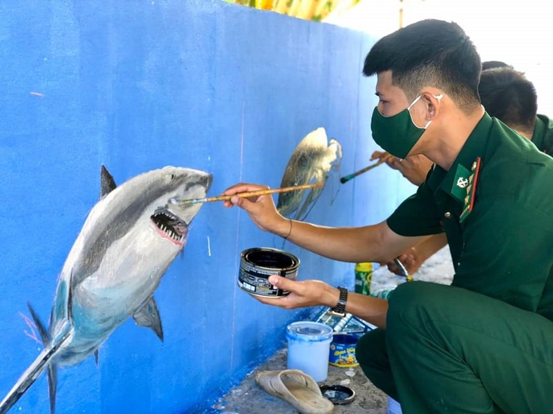 Đảo Phú Quý vẽ tranh bích họa trên kè biển kêu gọi bảo vệ sinh vật biển nguy cấp - ảnh 1