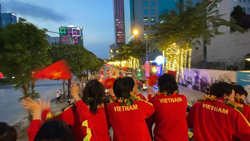 Tuyển nữ Việt Nam diễu hành ở TP.HCM, nhận thưởng hơn 10 tỉ - ảnh 12