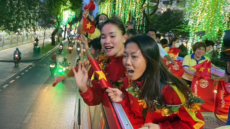 Tuyển nữ Việt Nam diễu hành ở TP.HCM, nhận thưởng hơn 10 tỉ - ảnh 13