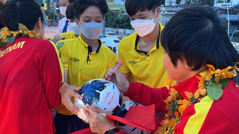 Tuyển nữ Việt Nam diễu hành ở TP.HCM, nhận thưởng hơn 10 tỉ - ảnh 8