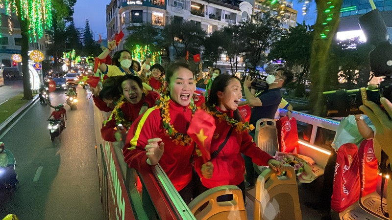 Tuyển nữ Việt Nam diễu hành ở TP.HCM, nhận thưởng hơn 10 tỉ - ảnh 9
